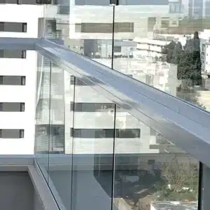 הגבהה מעקה זכוכית